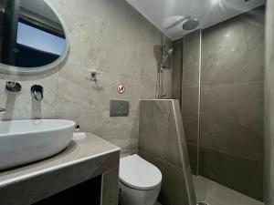 Kúpeľňa v ubytovaní Penthouse & apartments by the Sea airport Airstay + 37 fotografií