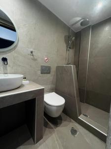 Kúpeľňa v ubytovaní Penthouse & apartments by the Sea airport Airstay