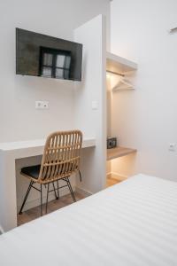 sypialnia z krzesłem przed kominkiem w obiekcie Olvio Suites w mieście Kardamyli