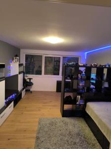 ein Wohnzimmer mit einem Zimmer mit einem TV in der Unterkunft kleine Wohnung in Köln-Rösrath mit Garten in Rösrath