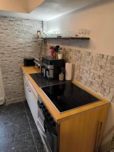 eine Küche mit einer Arbeitsplatte und einer Kaffeemaschine in der Unterkunft kleine Wohnung in Köln-Rösrath mit Garten in Rösrath
