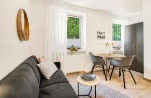 sala de estar con sofá y mesa en VALLEY APARTMENT: LUXURY - FREE PARKING - BATHTUB, en Wuppertal