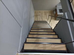 Una escalera con un montón de escaleras en un edificio en Senavillas, en Fethiye