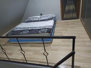 una cama sentada en una plataforma en una habitación en Senavillas, en Fethiye
