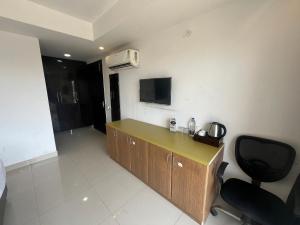 a room with a desk and a chair and a television at TIPSYY INN 007 in Gurgaon