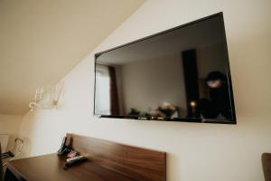 Telewizja i/lub zestaw kina domowego w obiekcie Noclegi - Apartamenty Żołynianka