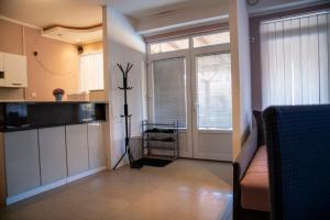 Una cocina o zona de cocina en Apartman Lara