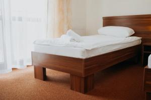 Łóżko lub łóżka w pokoju w obiekcie Noclegi - Apartamenty Żołynianka