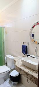 バーハ・グランデにあるCasa Brisa da Terra.の白いバスルーム(トイレ、シンク付)