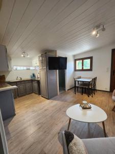 uma cozinha e uma sala de estar com uma mesa e um sofá em Le refuge de daglan em Daglan