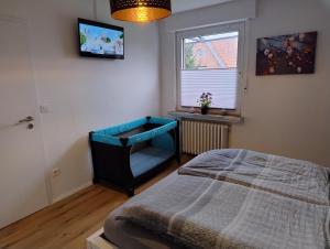 um quarto com uma cama e uma janela em LaPurka ll Home em Nordhorn