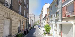 een lege straat in een steegje tussen gebouwen bij Le Weber-Paris in Pantin