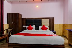 Una cama o camas en una habitación de OYO Hotel The Cloud Hills