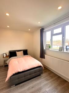 a bedroom with a bed and a window at Wonderful Double Room In House in London