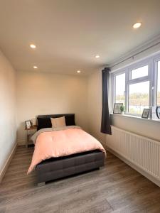 1 dormitorio con cama y ventana en Wonderful Double Room In House, en Londres