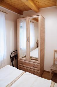 Un pat sau paturi într-o cameră la Vízitündér Pihenőpark Apartmanok