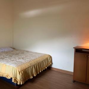 1 dormitorio con cama y tocador de madera en Casa Campo Juive Grande en Riobamba