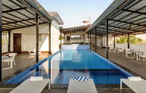 Bazén v ubytování La baga Beach Hotel By Orion Hotels nebo v jeho okolí