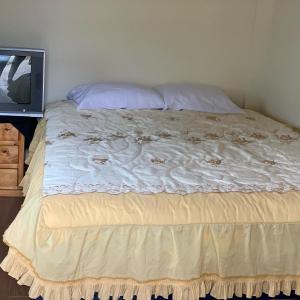 1 cama con edredón blanco y TV en Casa Campo Juive Grande en Riobamba