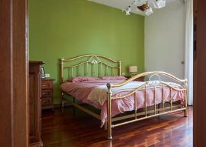 um quarto com uma cama e uma parede verde em Tuscan ART DECO Villa ~ Countryside Home em Massa