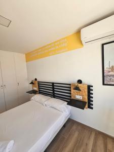 Posteľ alebo postele v izbe v ubytovaní Planeta Cádiz Apartaments
