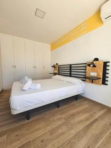 Posteľ alebo postele v izbe v ubytovaní Planeta Cádiz Apartaments