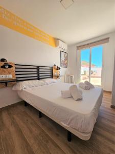 Posteľ alebo postele v izbe v ubytovaní Planeta Cádiz Apartaments