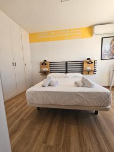 Posteľ alebo postele v izbe v ubytovaní Planeta Cádiz Apartaments