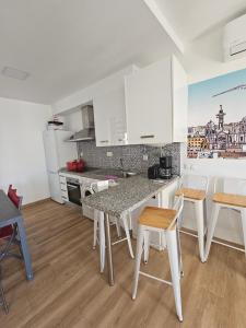 Kuchyňa alebo kuchynka v ubytovaní Planeta Cádiz Apartaments