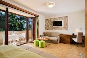 uma sala de estar com um sofá e uma mesa em Villa Dobravac Wine Estate em Rovinj