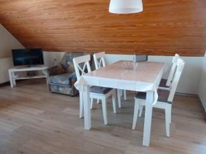 a white table and chairs in a living room at Haus Widder Nr1 in Kopendorf