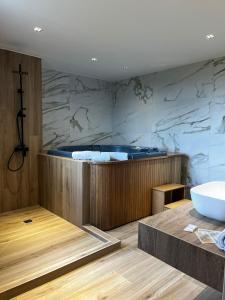 een badkamer met een bad en een wastafel bij Hotel Reyes Ziries in Albolote