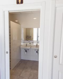 a bathroom with two sinks and a mirror at AlbergueMyway in Astorga