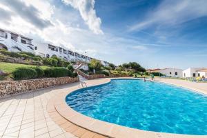 Lovely hideaway with pool and white sand beach内部或周边的泳池