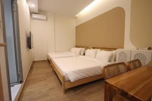 - une chambre avec un grand lit blanc dans l'établissement Casabella 101 A2 Grand Batam Penuin Wet Market, à Nagoya