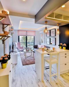 een keuken en een woonkamer met een tafel en een aanrecht bij Ava Boutique in Istanbul