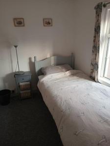 - une chambre avec un lit et une fenêtre dans l'établissement Cheerful 3-bedroom townhouse with free parking on site, à Taunton