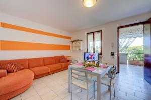 salon z kanapą i stołem w obiekcie VistaLago Green Residence 100m From Lake - Happy Rentals w mieście Desenzano del Garda