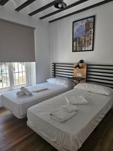 Posteľ alebo postele v izbe v ubytovaní Planeta Cádiz Apartaments