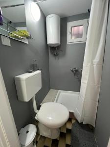 ein kleines Bad mit WC und Waschbecken in der Unterkunft Piccola Casa City Center Sarajevo in Sarajevo
