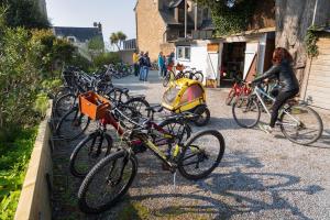 a group of bikes parked next to a fence at Hôtel BelleVue in Bréhat