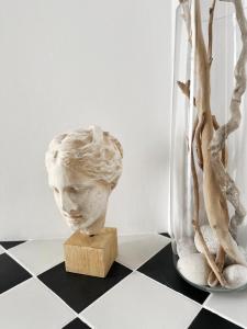 una estatua de una cabeza junto a un jarrón en Spacious 82 m2 Two Bedroom classy apartment near City Center, en Tesalónica