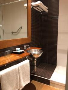 un baño con lavabo y ducha en Hotel Rural El Valle, en Rascafría
