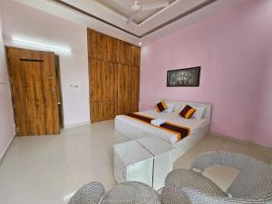 een slaapkamer met een bed en een houten deur bij homeystay urbandream in Faridabad