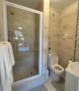 Koupelna v ubytování 19 The Shades - Walk to the Beach and Village!