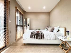 Free pick up / Stunning Luxury Family Home 3B3B في بانكوك: غرفة نوم مع سرير أبيض كبير في غرفة