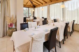 Villa Dobravac Wine Estate餐厅或其他用餐的地方
