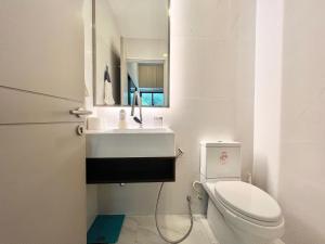 La salle de bains est pourvue de toilettes blanches et d'un lavabo. dans l'établissement Free pick up / Stunning Luxury Family Home 3B3B, à Bangkok
