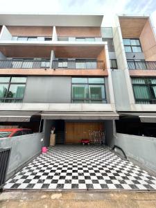 Free pick up / Stunning Luxury Family Home 3B3B في بانكوك: مبنى أمامه أرضية مصدية
