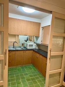 Küche/Küchenzeile in der Unterkunft UrbanZen Suite